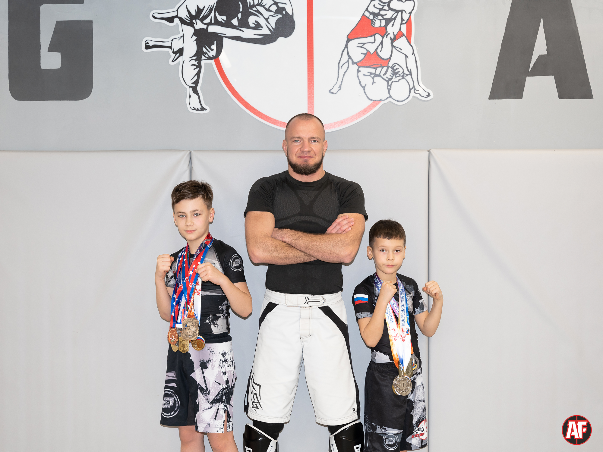 Fighting Academy | Академия файтинга | Клуб братьев Лапшиных. ММА, MMA, Джиу-Джитсу, jujutsu, КИКБОКСИНГ, ЖЕНСКАЯ САМООБОРОНА в Ростове-на-Дону на Западном для взрослых и детей. Групповые, сплит и индивидуальные тренировки.
