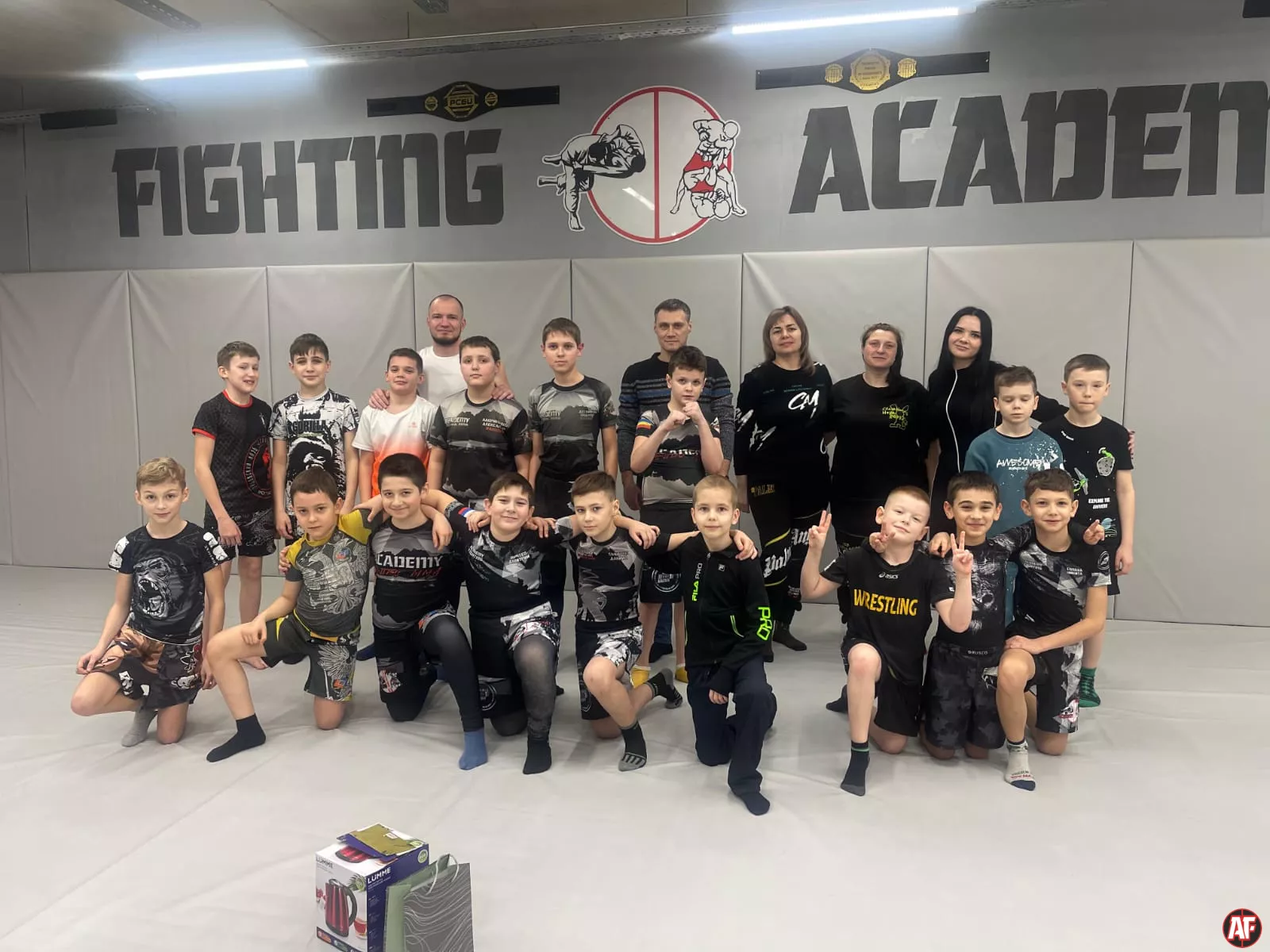 Fighting Academy | Академия файтинга | Клуб братьев Лапшиных. ММА, MMA, Джиу-Джитсу, jujutsu, КИКБОКСИНГ, ЖЕНСКАЯ САМООБОРОНА в Ростове-на-Дону на Западном для взрослых и детей. Групповые, сплит и индивидуальные тренировки.