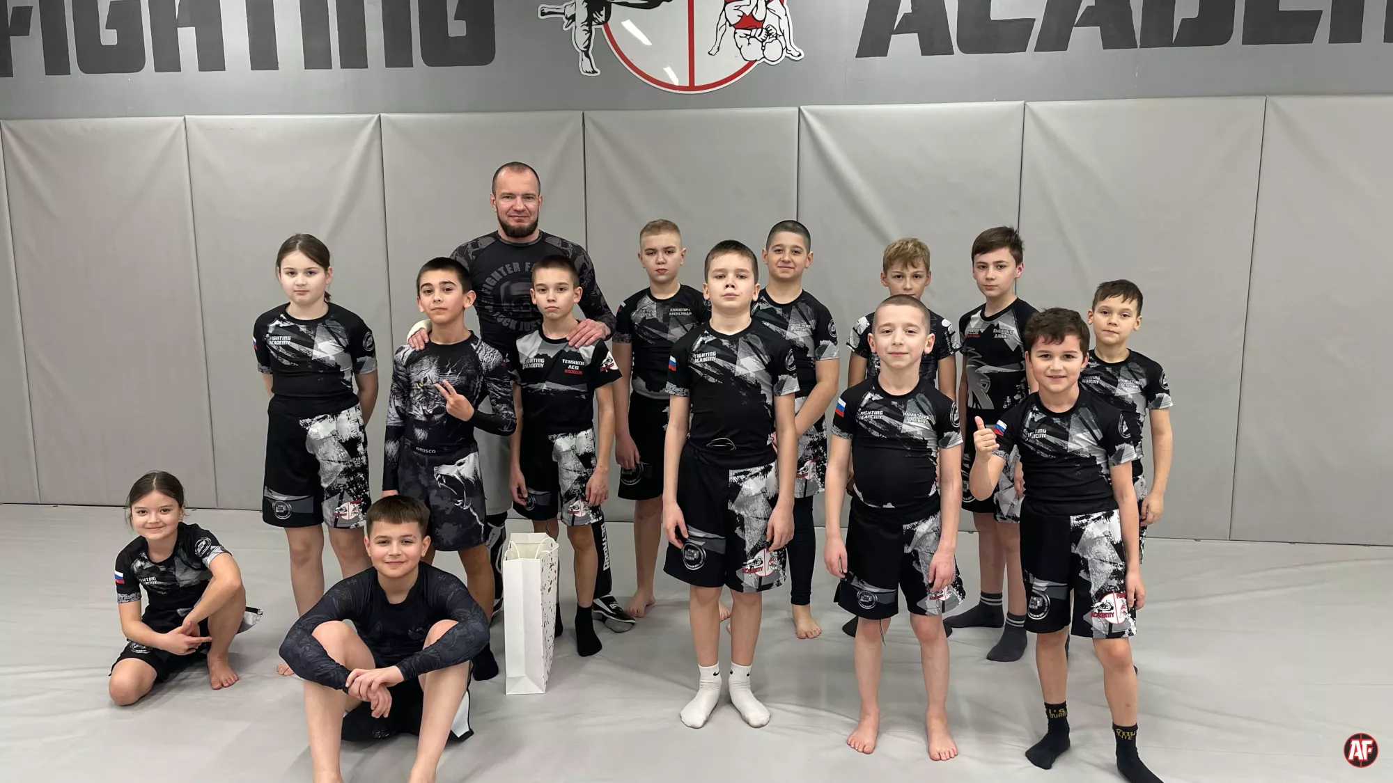 Fighting Academy | Академия файтинга | Клуб братьев Лапшиных. ММА, MMA, Джиу-Джитсу, jujutsu, КИКБОКСИНГ, ЖЕНСКАЯ САМООБОРОНА в Ростове-на-Дону на Западном для взрослых и детей. Групповые, сплит и индивидуальные тренировки.