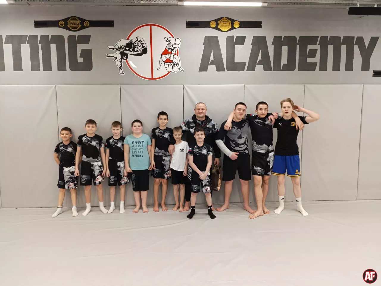 Fighting Academy | Академия файтинга | Клуб братьев Лапшиных. ММА, MMA, Джиу-Джитсу, jujutsu, КИКБОКСИНГ, ЖЕНСКАЯ САМООБОРОНА в Ростове-на-Дону на Западном для взрослых и детей. Групповые, сплит и индивидуальные тренировки.