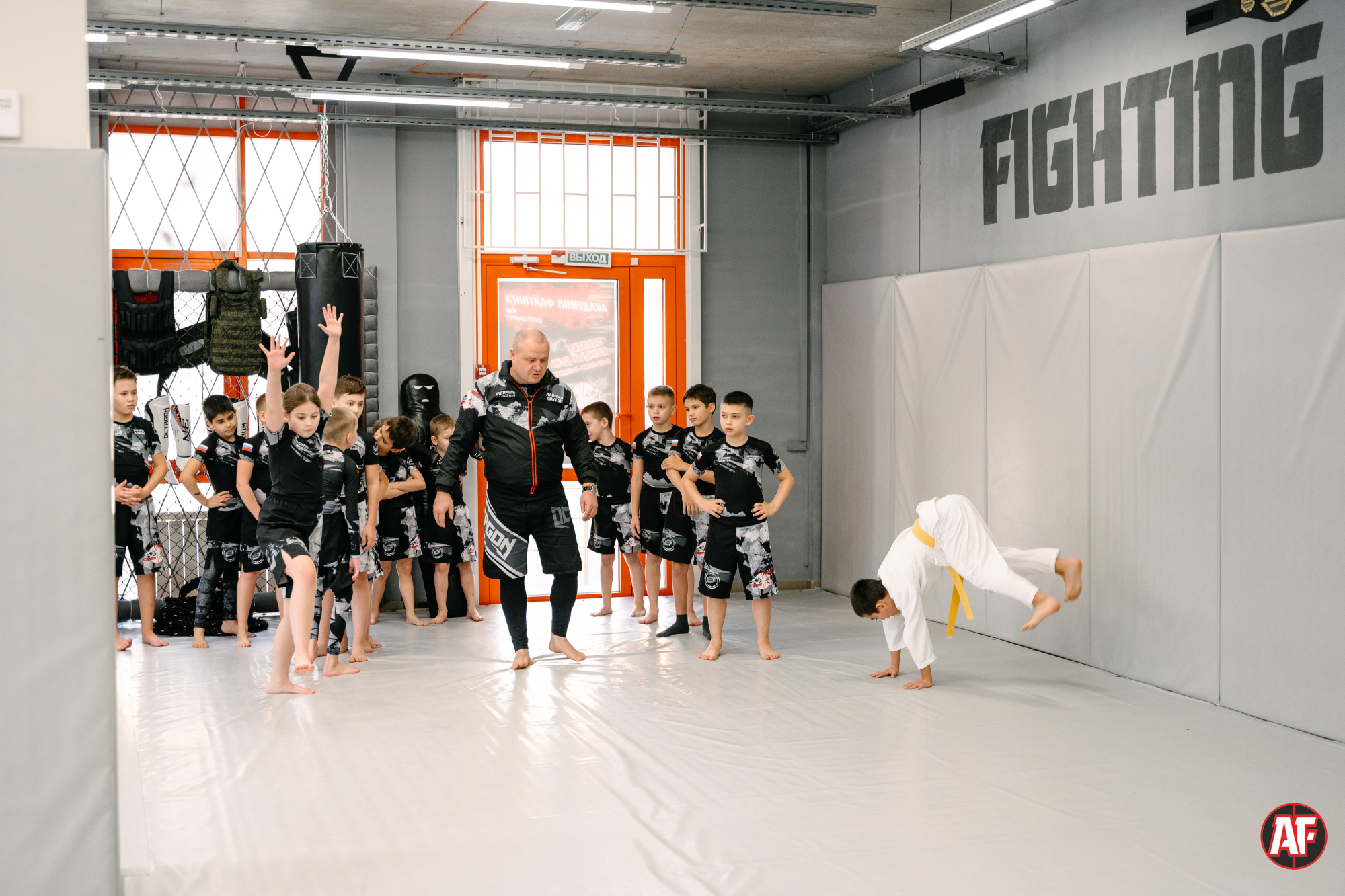 Fighting Academy | Академия файтинга | Клуб братьев Лапшиных. ММА, MMA, Джиу-Джитсу, jujutsu, КИКБОКСИНГ, ЖЕНСКАЯ САМООБОРОНА в Ростове-на-Дону на Западном для взрослых и детей. Групповые, сплит и индивидуальные тренировки.