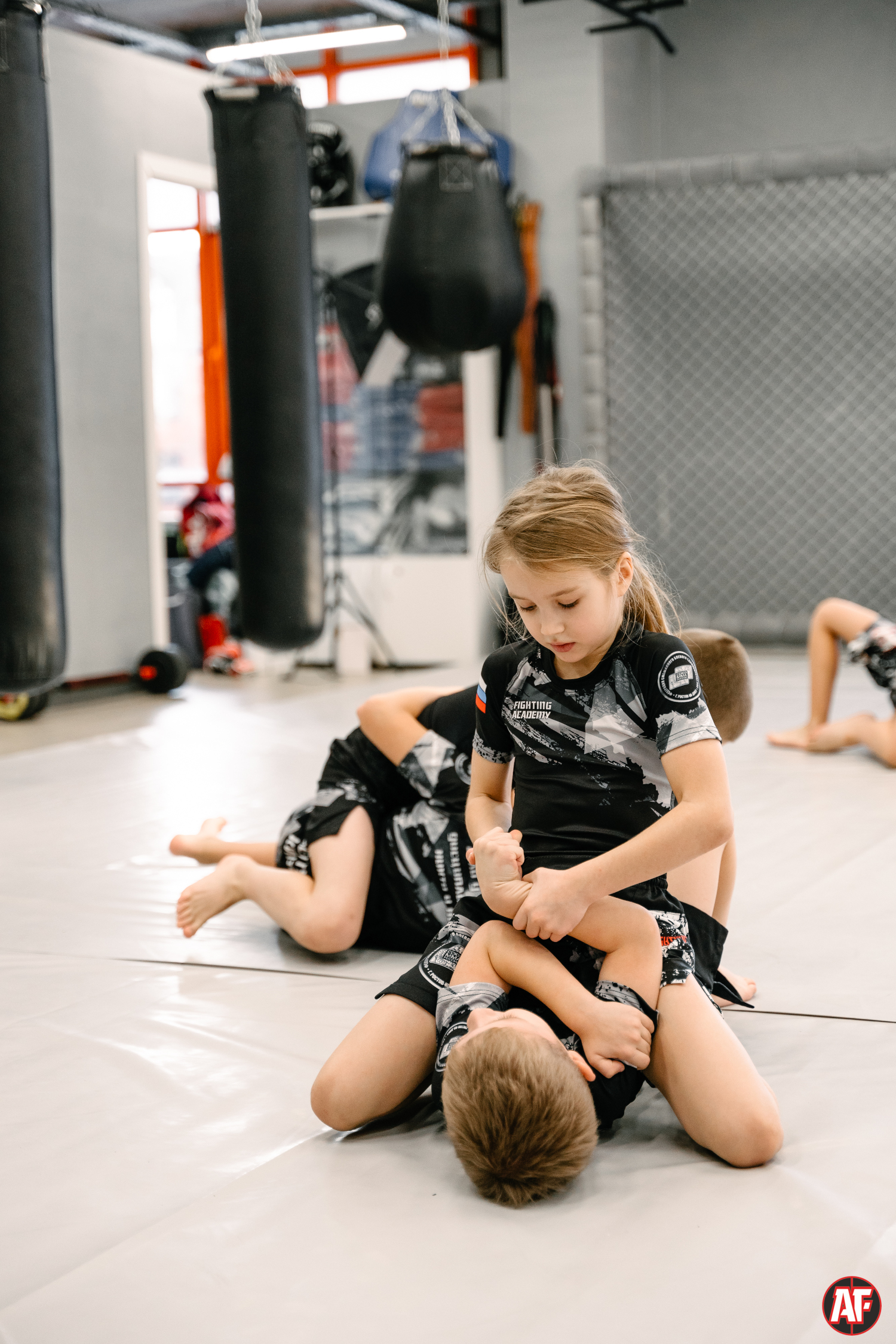 Fighting Academy | Академия файтинга | Клуб братьев Лапшиных. ММА, MMA, Джиу-Джитсу, jujutsu, КИКБОКСИНГ, ЖЕНСКАЯ САМООБОРОНА в Ростове-на-Дону на Западном для взрослых и детей. Групповые, сплит и индивидуальные тренировки.